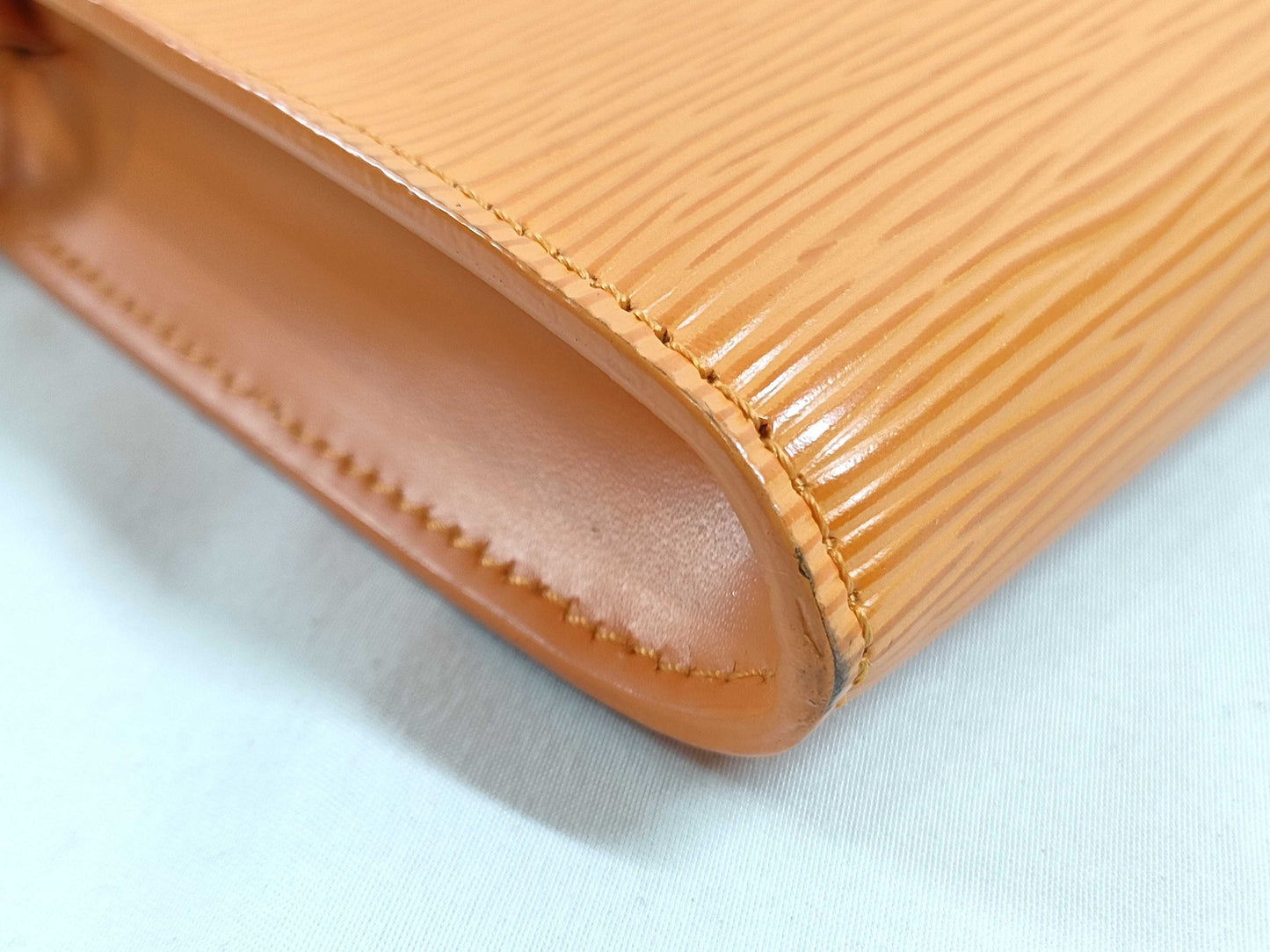 LOUIS VUITTON M5294H Epi Axoir Handbag