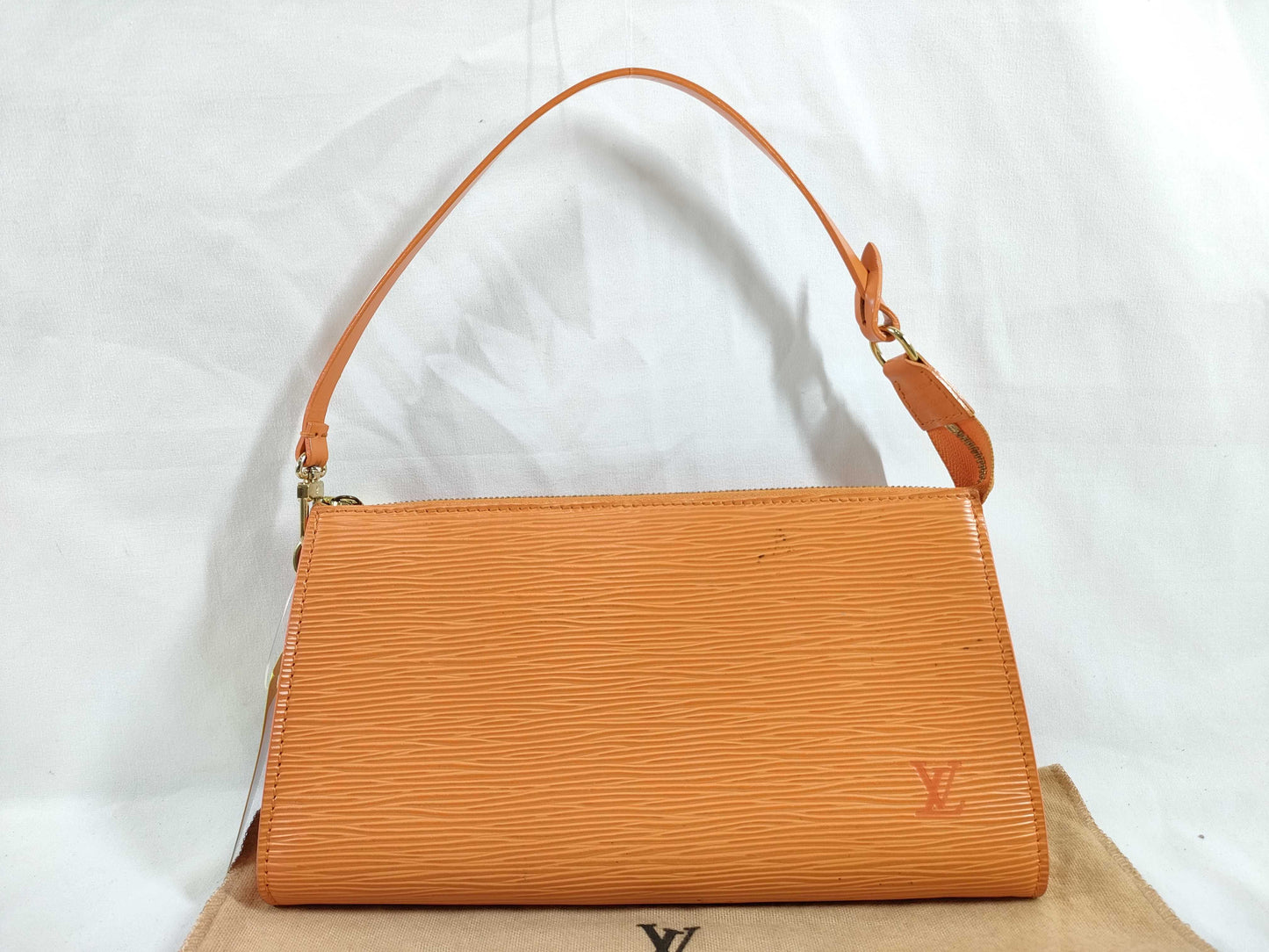 LOUIS VUITTON M5294H Epi Axoir Handbag