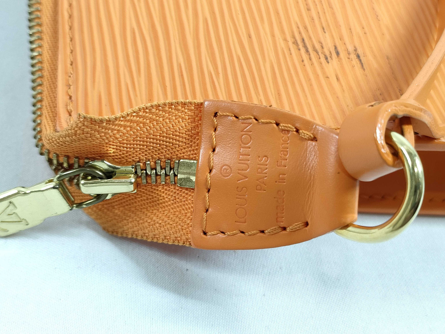 LOUIS VUITTON M5294H Epi Axoir Handbag