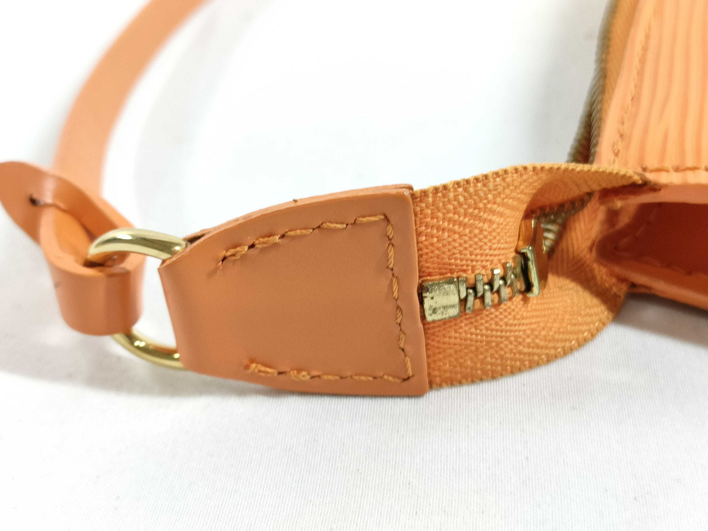 LOUIS VUITTON M5294H Epi Axoir Handbag