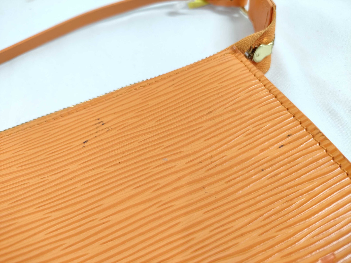 LOUIS VUITTON M5294H Epi Axoir Handbag