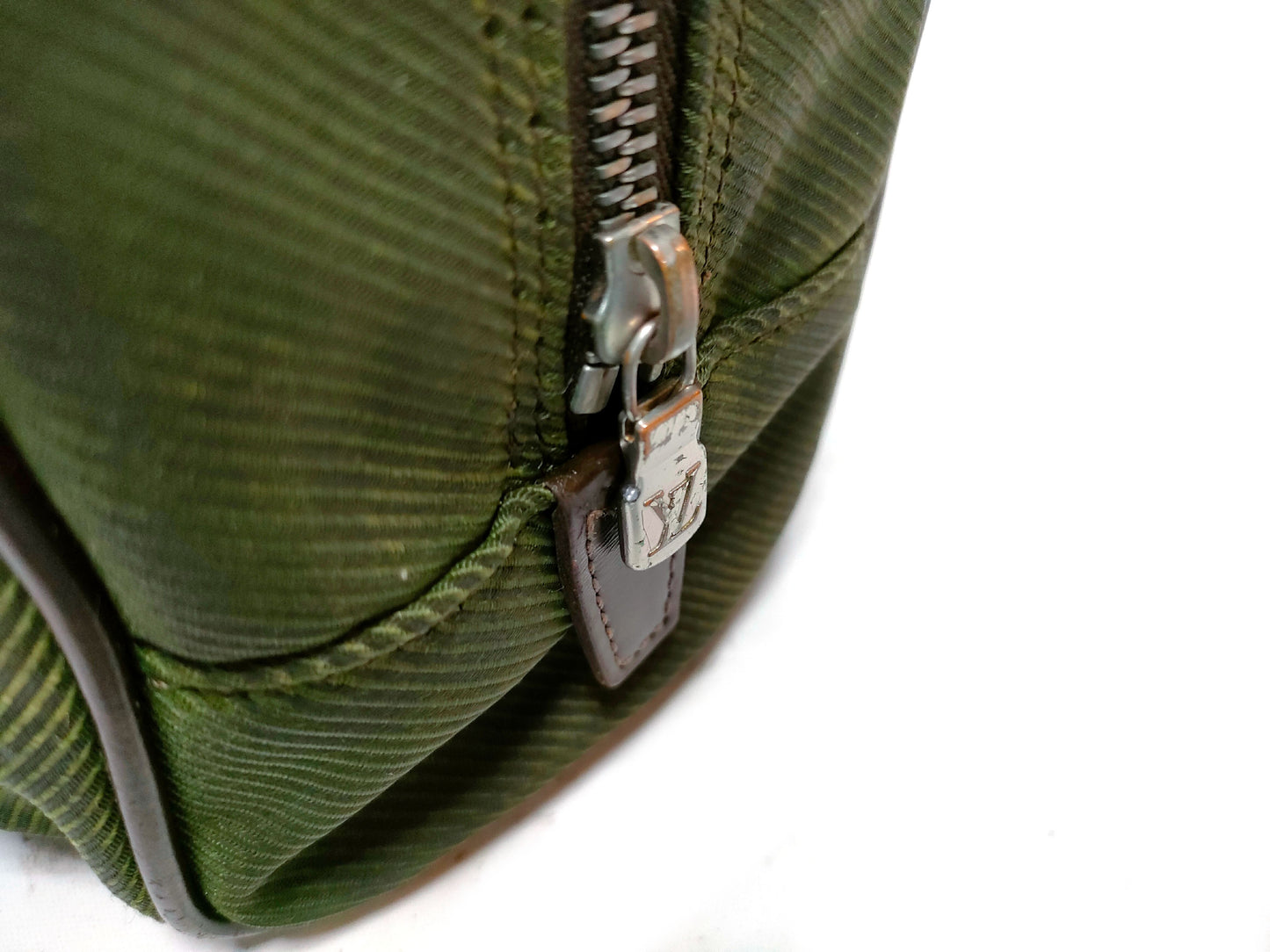 LOUIS VUITTON M30758 Taiga Parana Second Bag