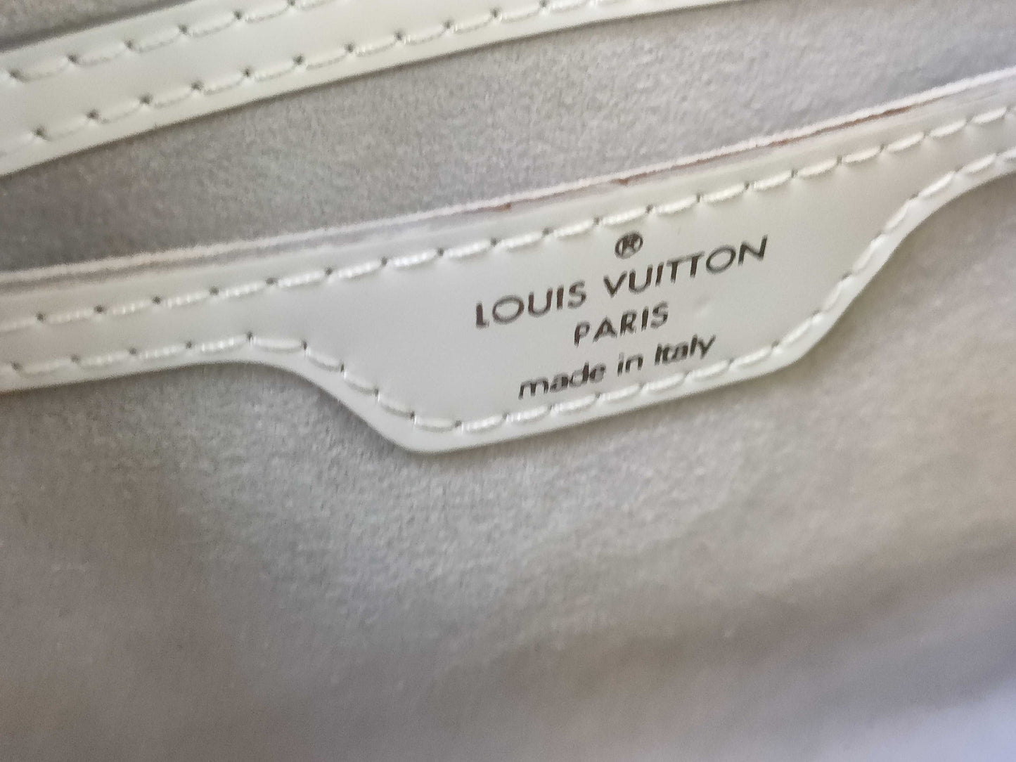 LOUIS VUITTON M5286J Epi Soufflot White Handbag with Pouch