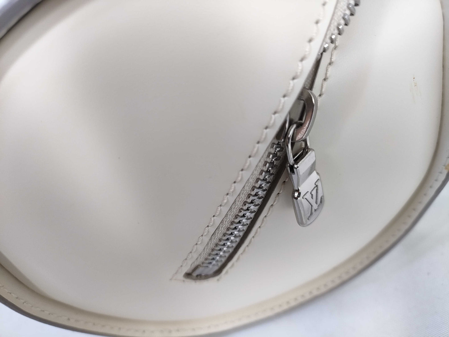 LOUIS VUITTON M5286J Epi Soufflot White Handbag with Pouch