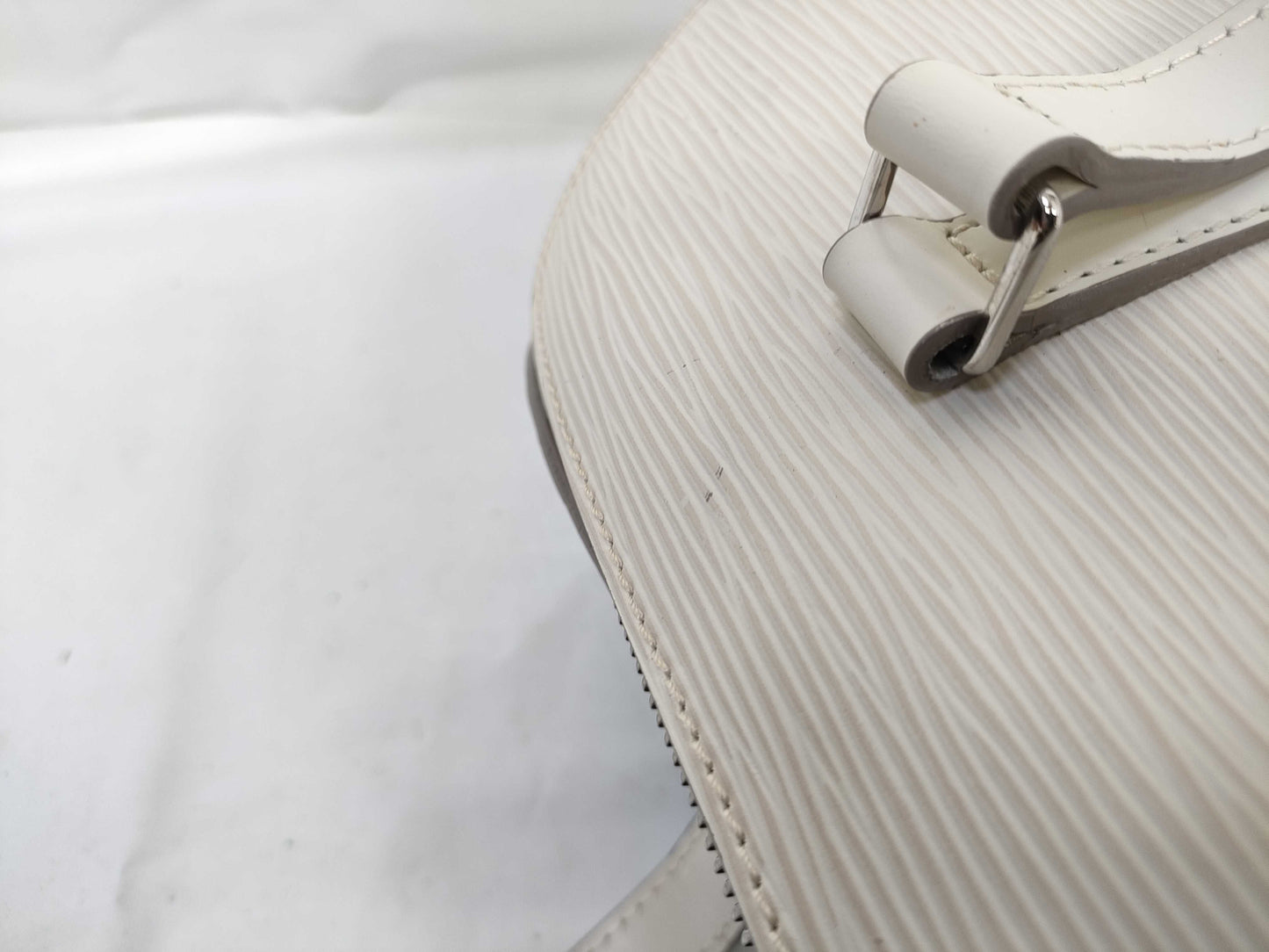LOUIS VUITTON M5286J Epi Soufflot White Handbag with Pouch