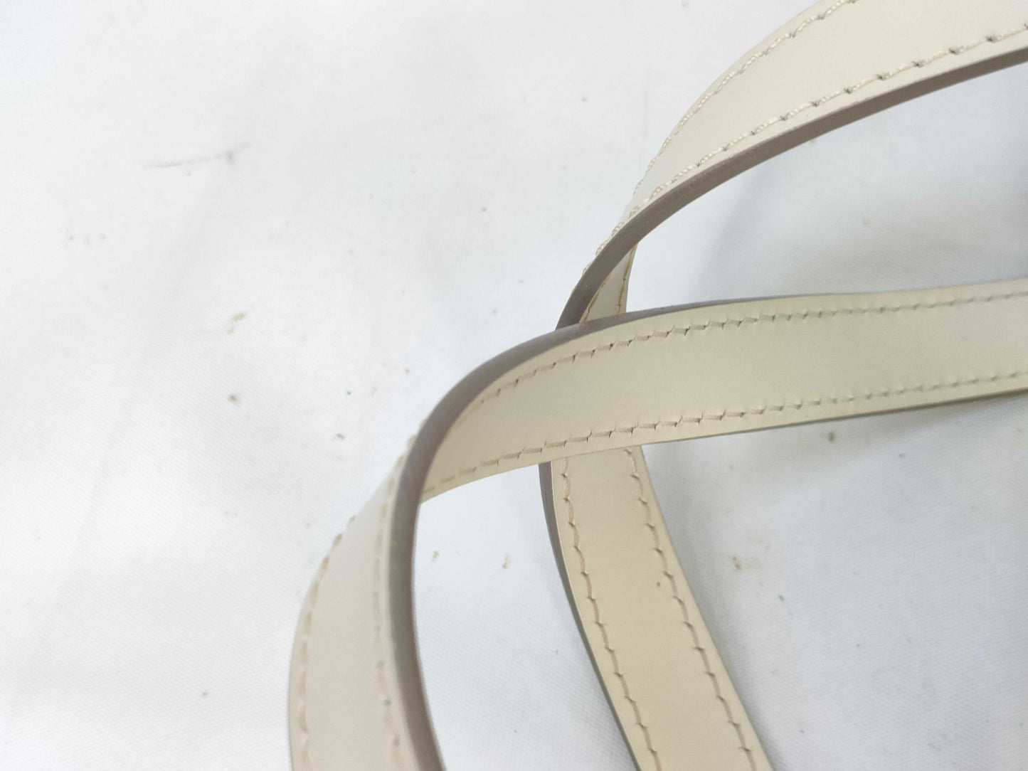 LOUIS VUITTON M5286J Epi Soufflot White Handbag with Pouch