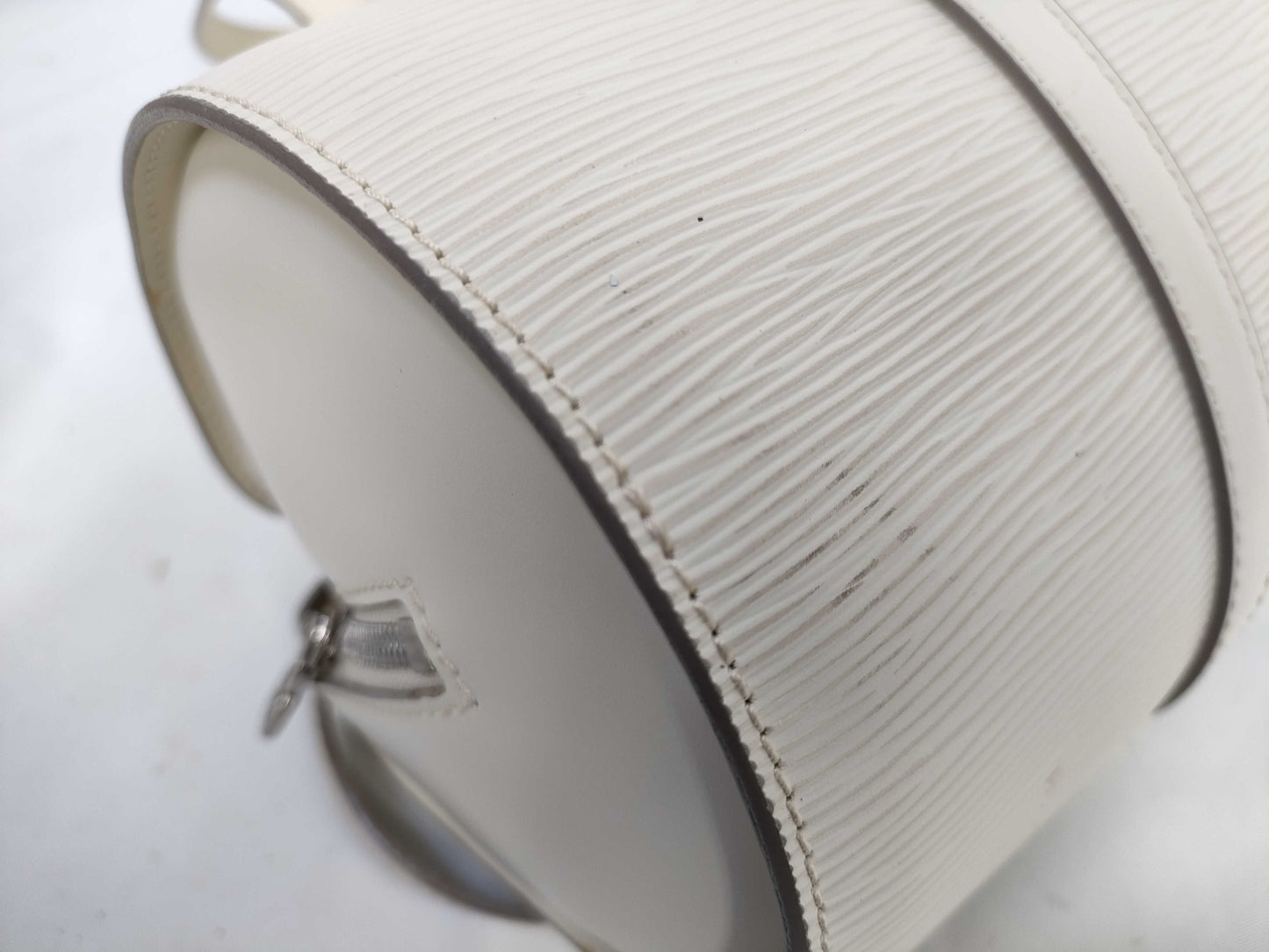 LOUIS VUITTON M5286J Epi Soufflot White Handbag with Pouch