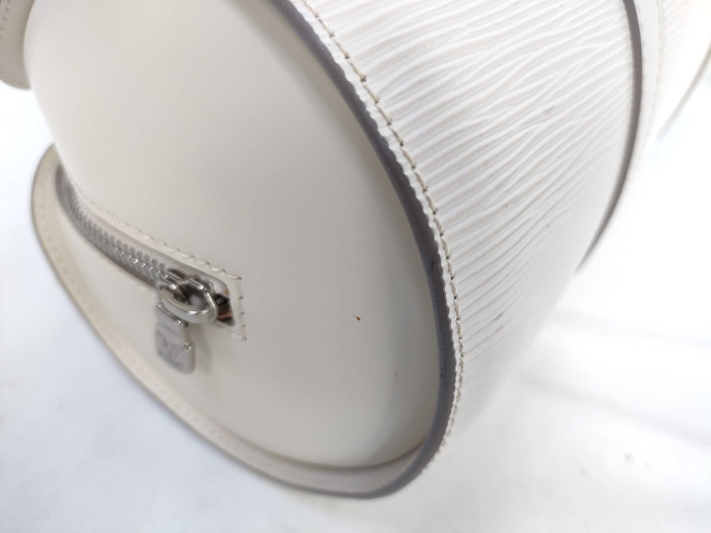 LOUIS VUITTON M5286J Epi Soufflot White Handbag with Pouch