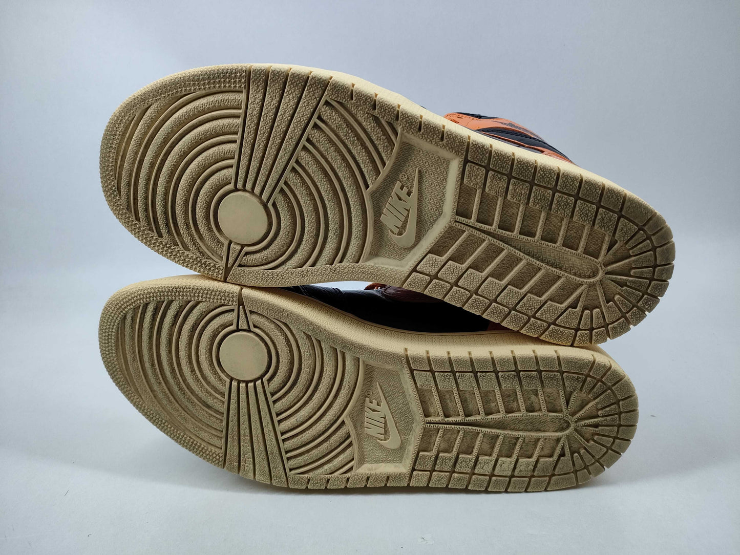 NIKE AIR JORDAN 1 RETRO HIGH 555088-028 Sneakers