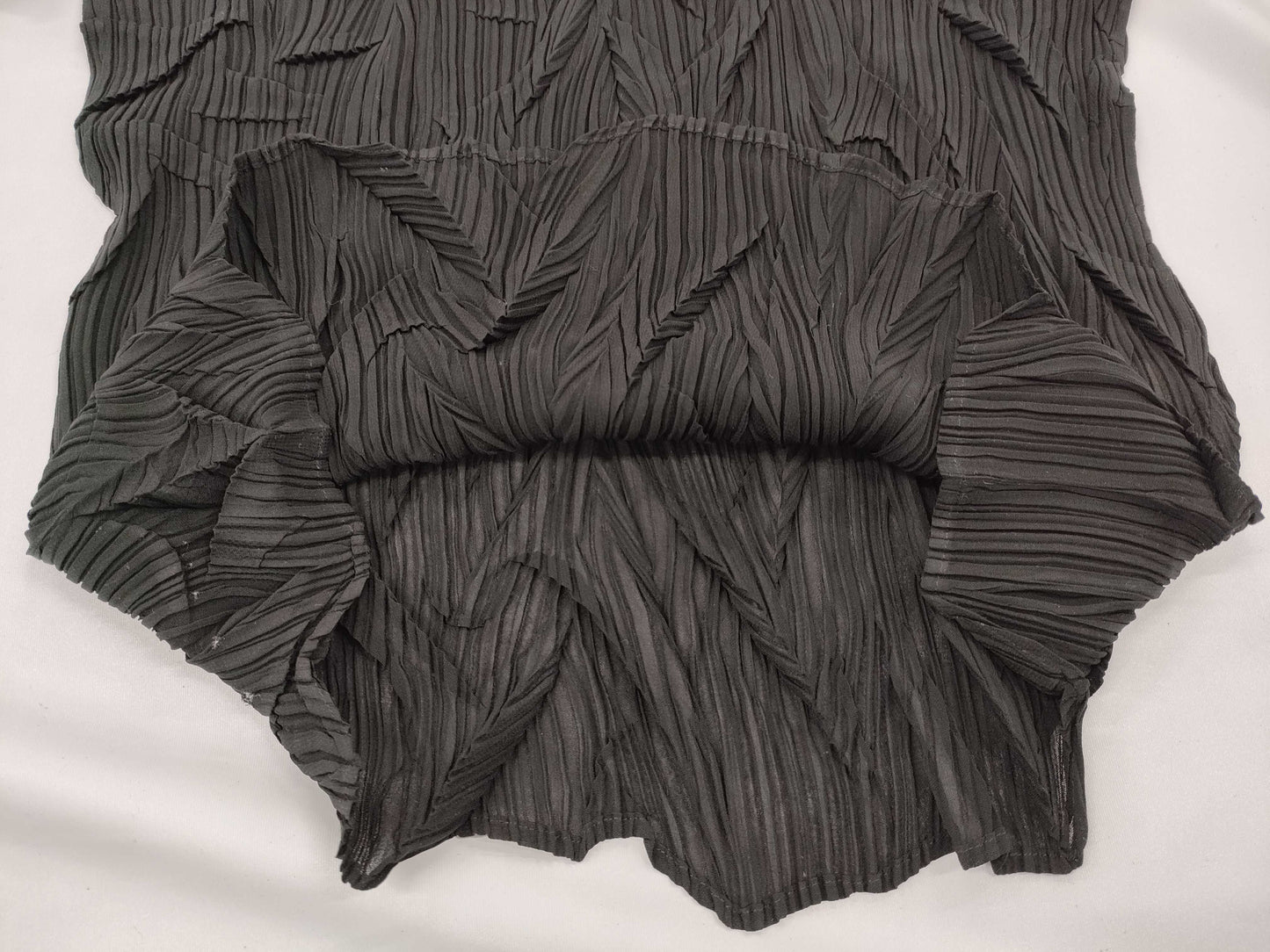 ISSEY MIYAKE Pleated Tops Tops