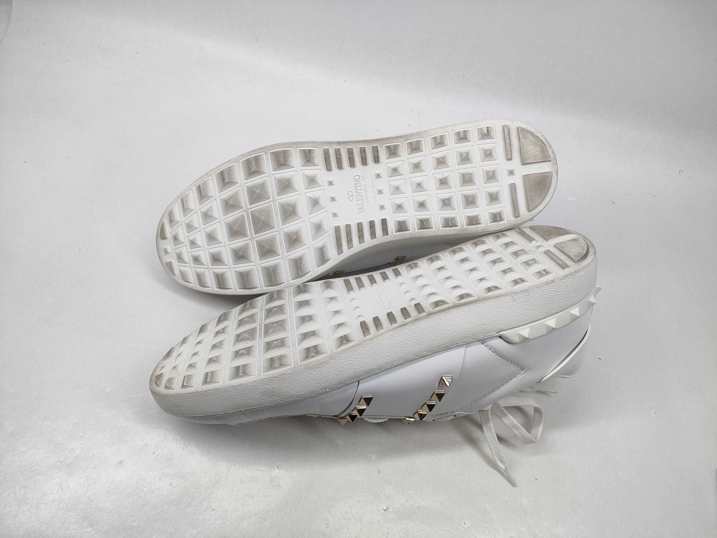 MARIO VALENTINO Valentino Garavani Studded Sneakers