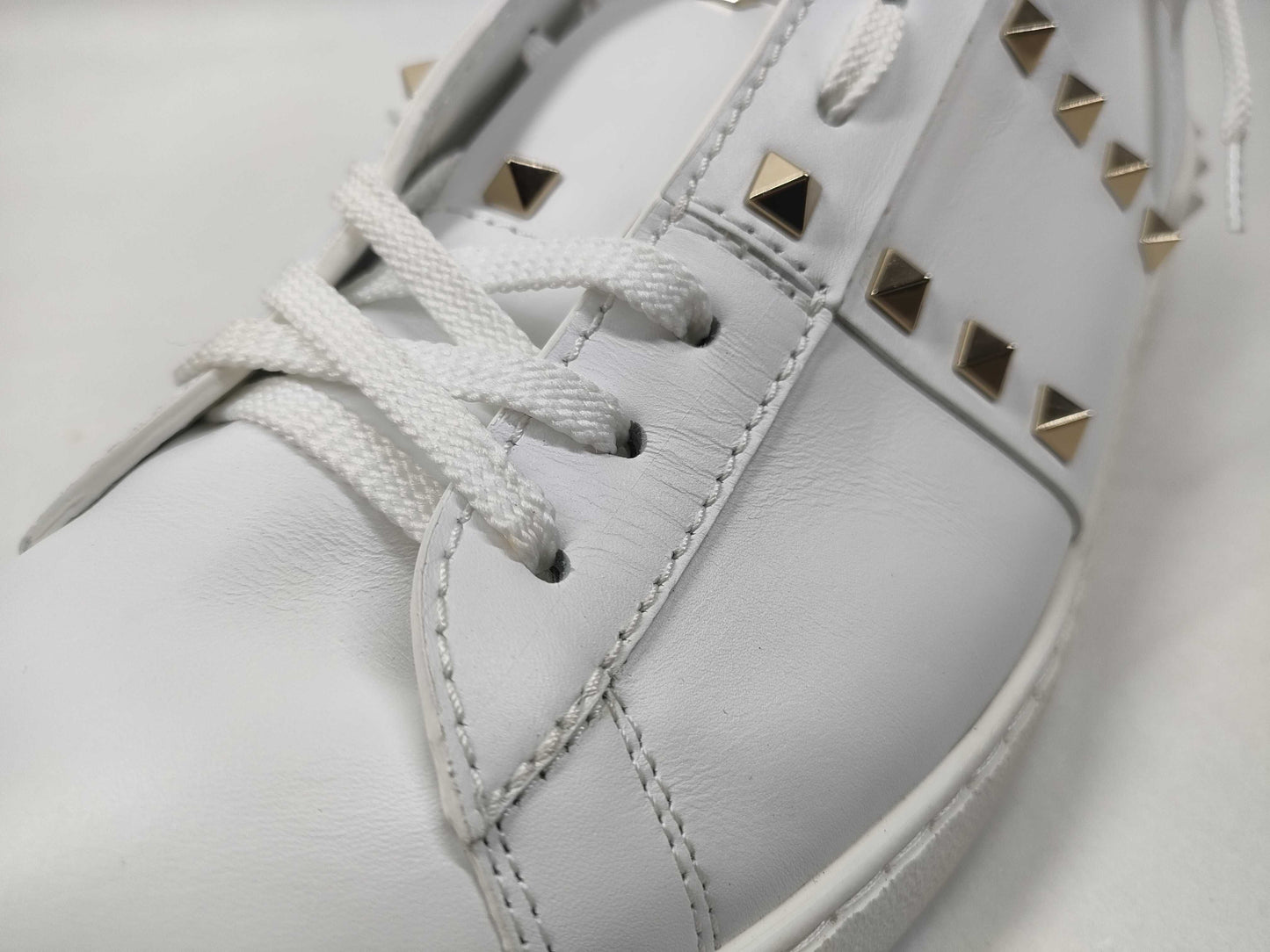 MARIO VALENTINO Valentino Garavani Studded Sneakers