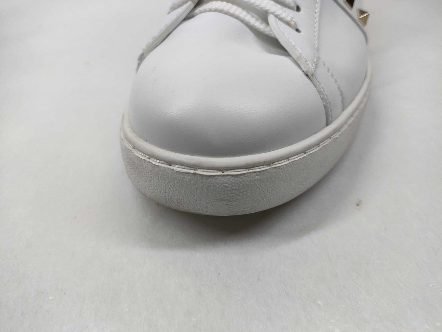 MARIO VALENTINO Valentino Garavani Studded Sneakers