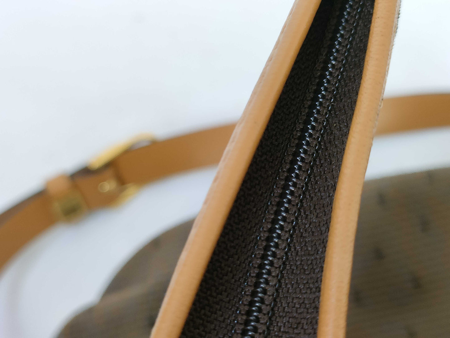 Yves Saint Laurent Drawstring Bag/Strap Included/Shoulder Bag/Pouch Included Shoulder Bag