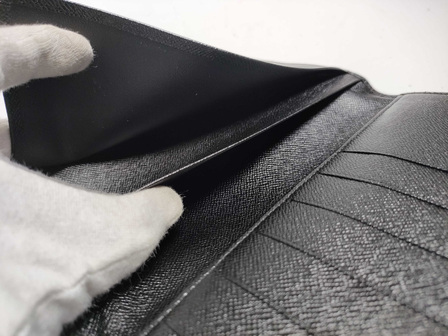 LOUIS VUITTON Taiga Porte Chequier Carte Credit Wallet