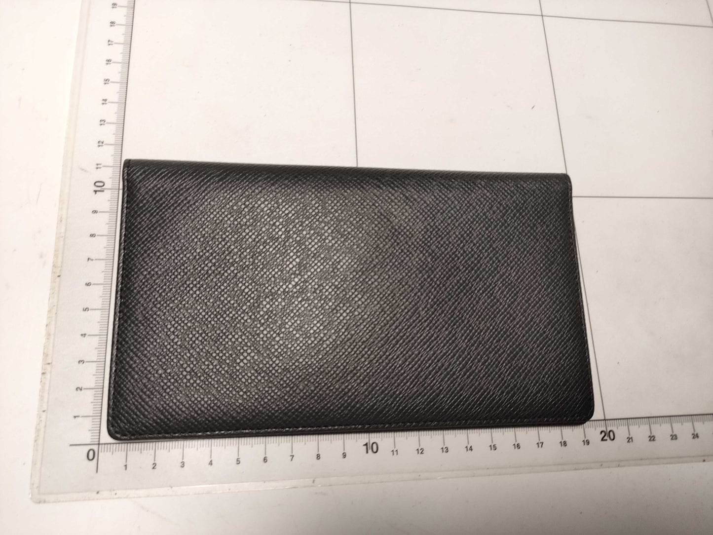 LOUIS VUITTON Taiga Porte Chequier Carte Credit Wallet