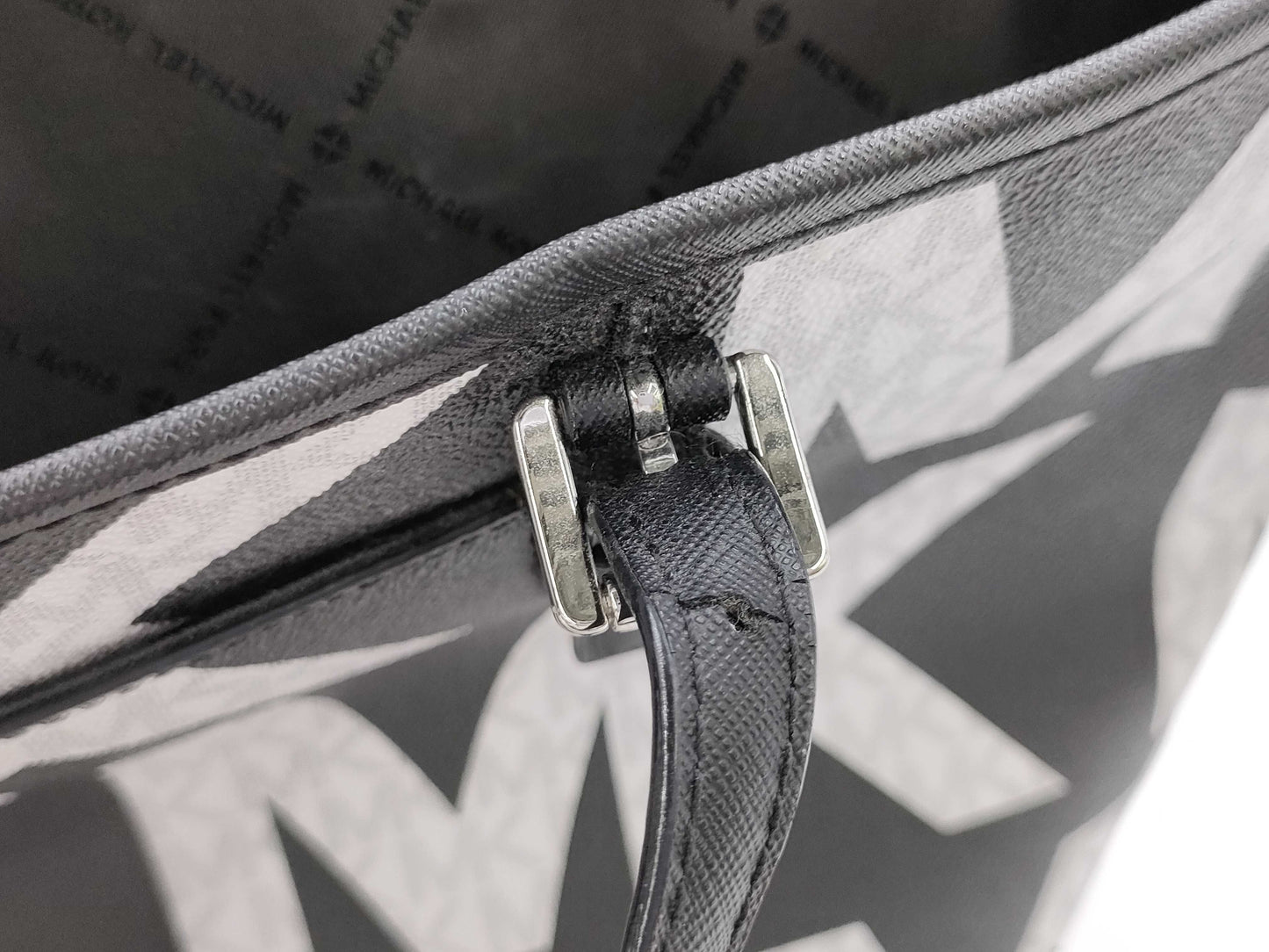 Michael Kors 1-piece MK pattern tote bag