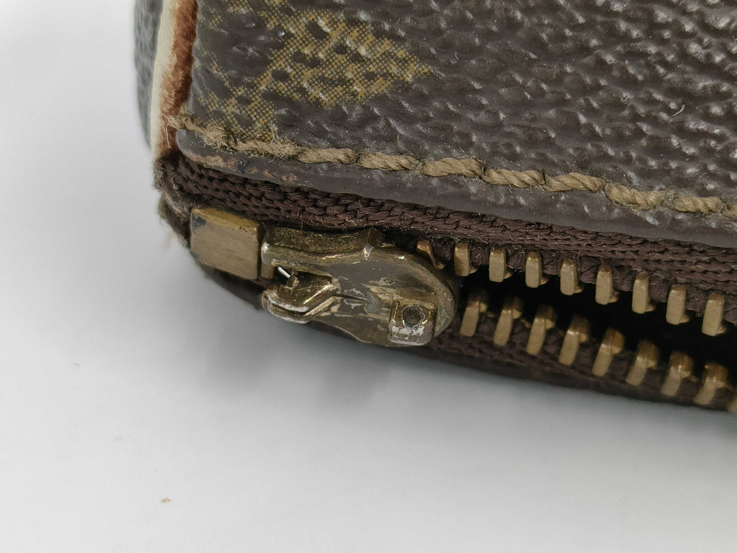 5 items including LOUIS VUITTON, PRADA, and BURBERRY wallets, key cases, and CD cases