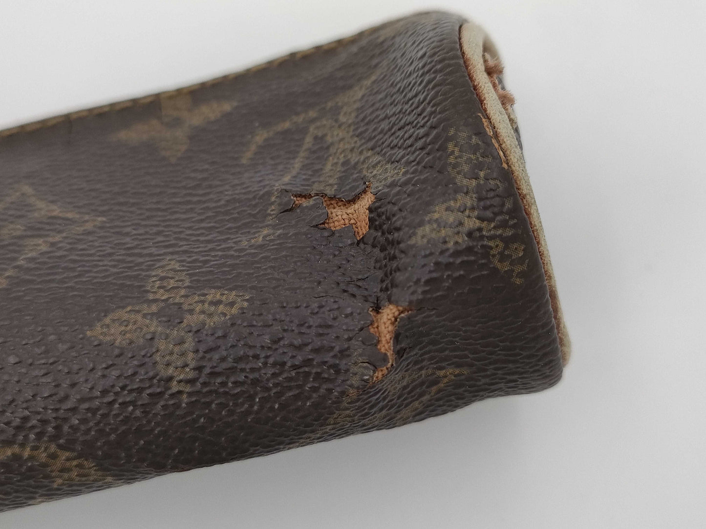 5 items including LOUIS VUITTON, PRADA, and BURBERRY wallets, key cases, and CD cases