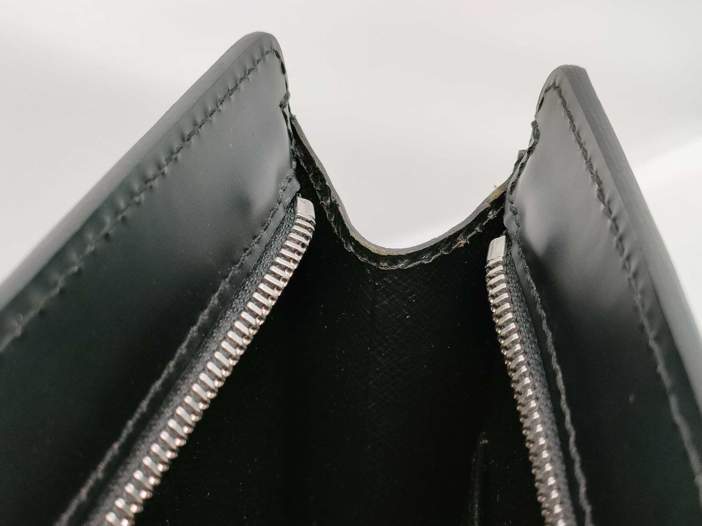 LOUIS VUITTON Taiga Pochette Homme Second Bag