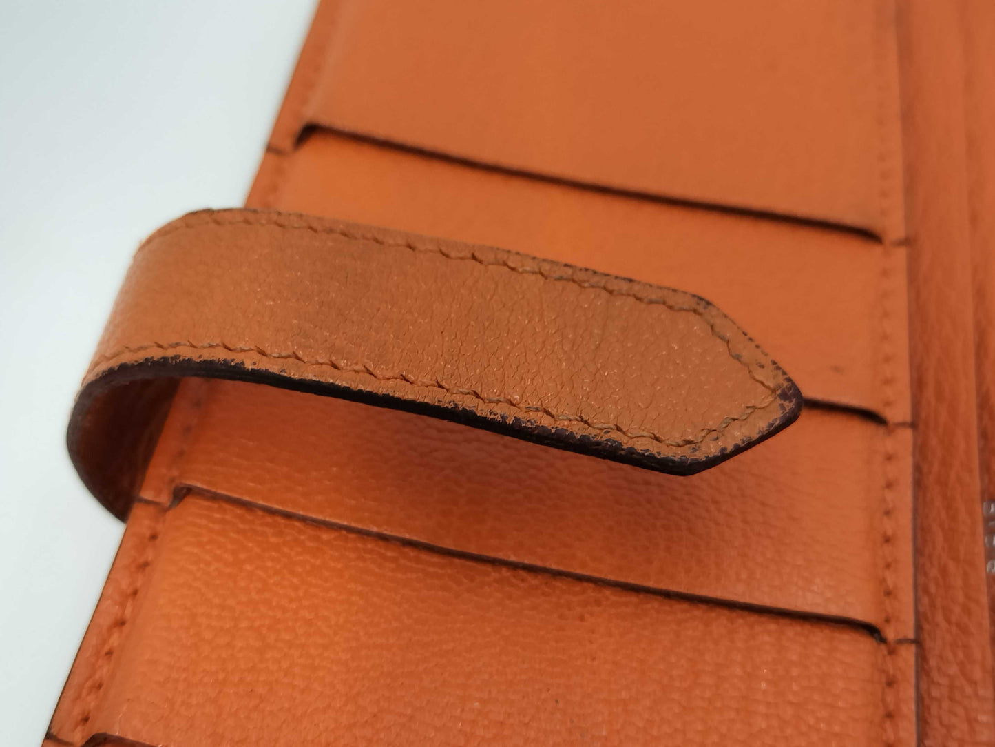 HERMES Bearn □Q engraved wallet with frayed threads in the bill compartment