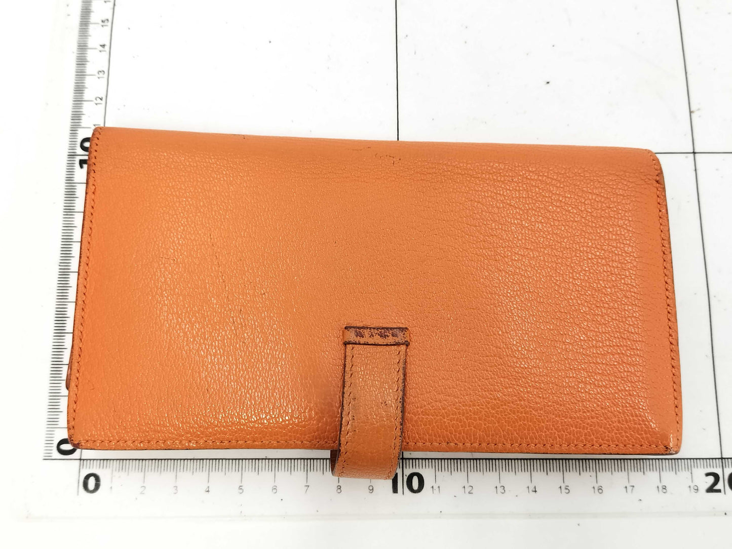 HERMES Bearn □Q engraved wallet with frayed threads in the bill compartment