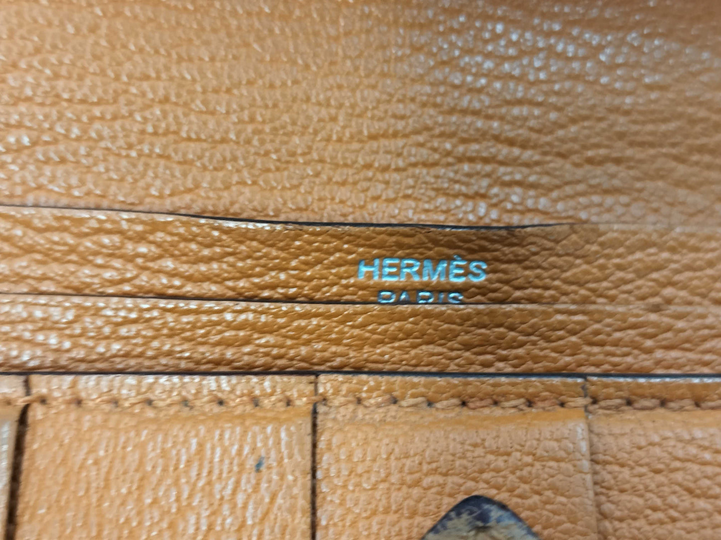 HERMES Bearn □Q engraved wallet with frayed threads in the bill compartment