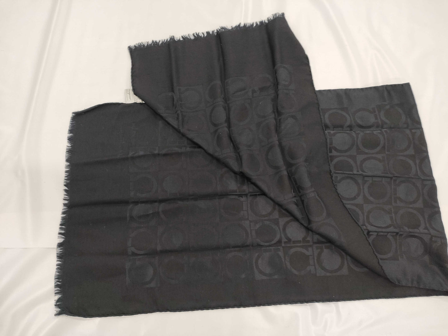 Salvatore Ferragamo Stole Gancini Scarf