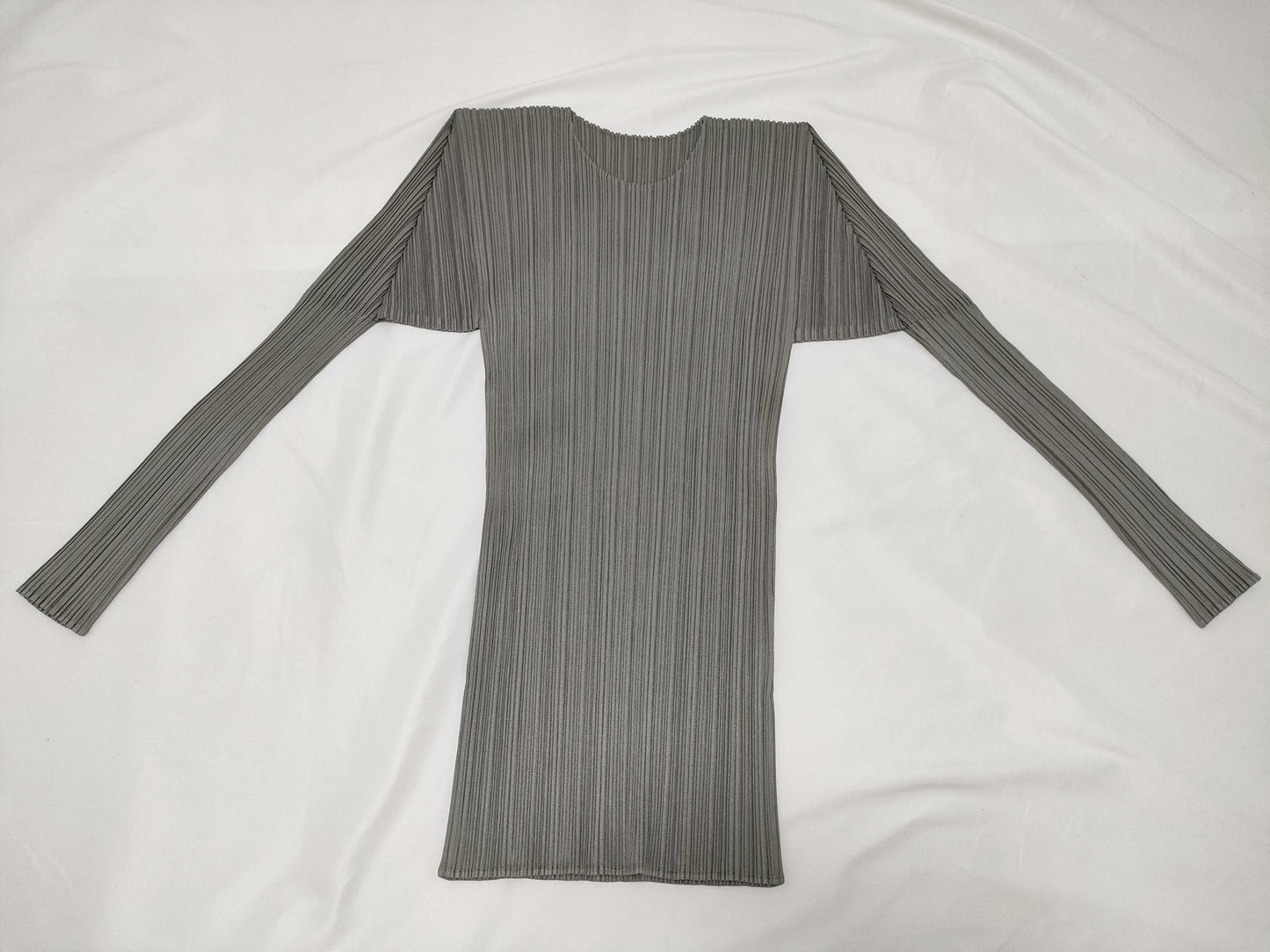 ISSEY MIYAKE Pleated Crew Neck Long Sleeve Solid Top