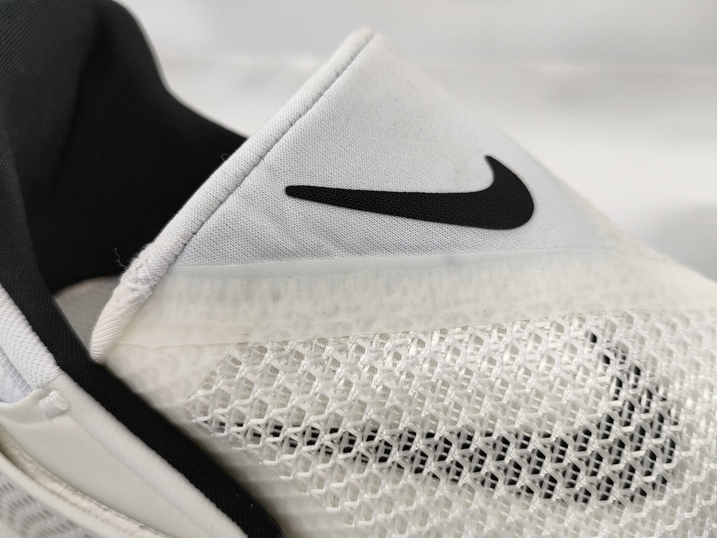 Nike CW5883-101 Go FlyEase Sneakers