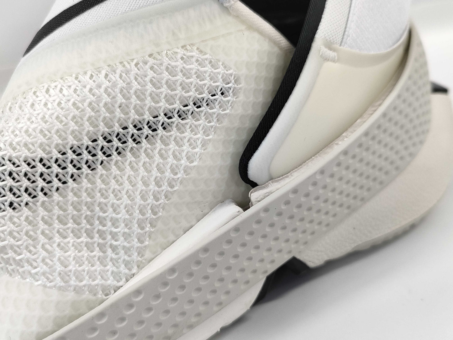 Nike CW5883-101 Go FlyEase Sneakers