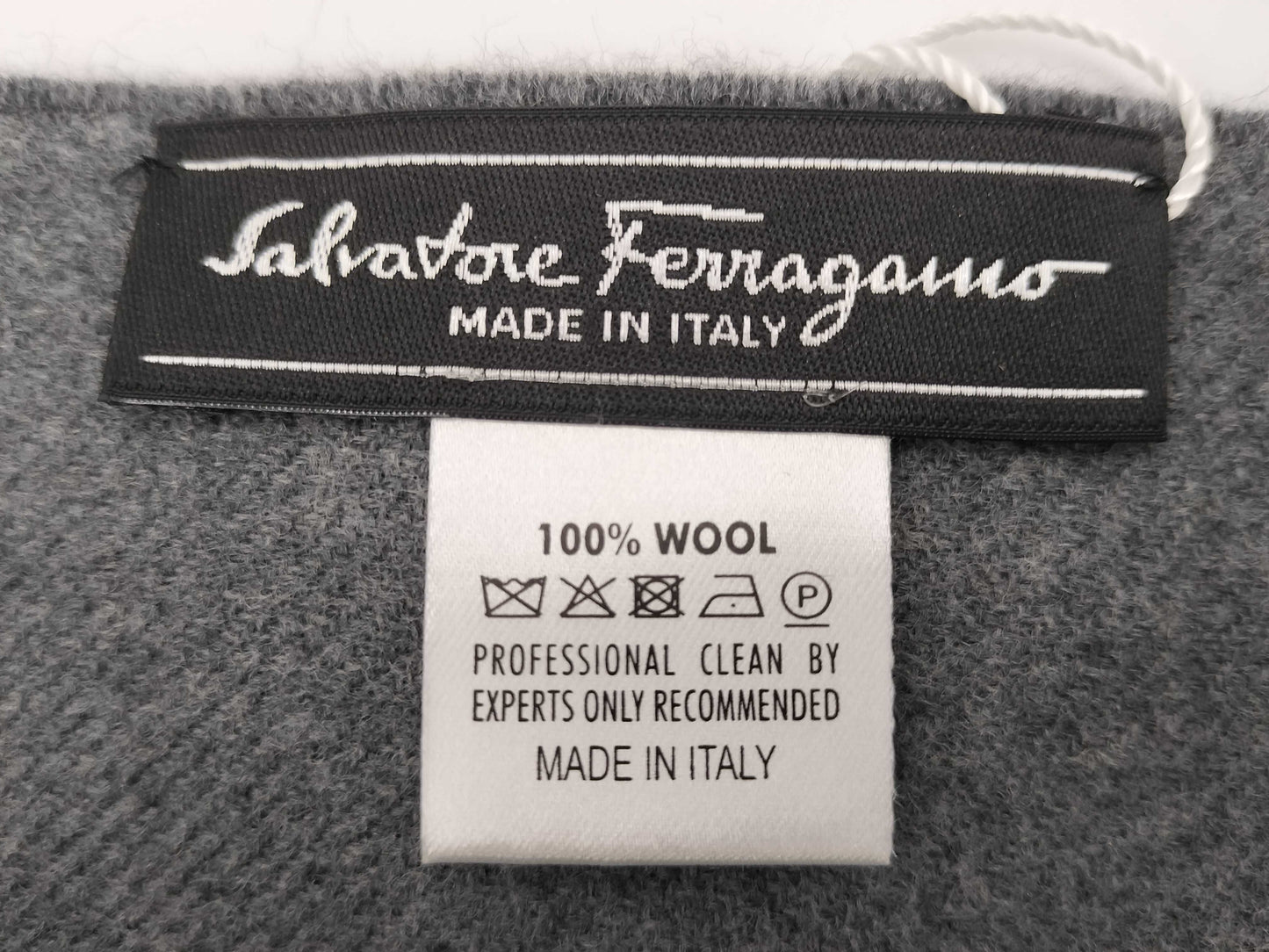 Salvatore Ferragamo Gancini tagged scarf/scarf
