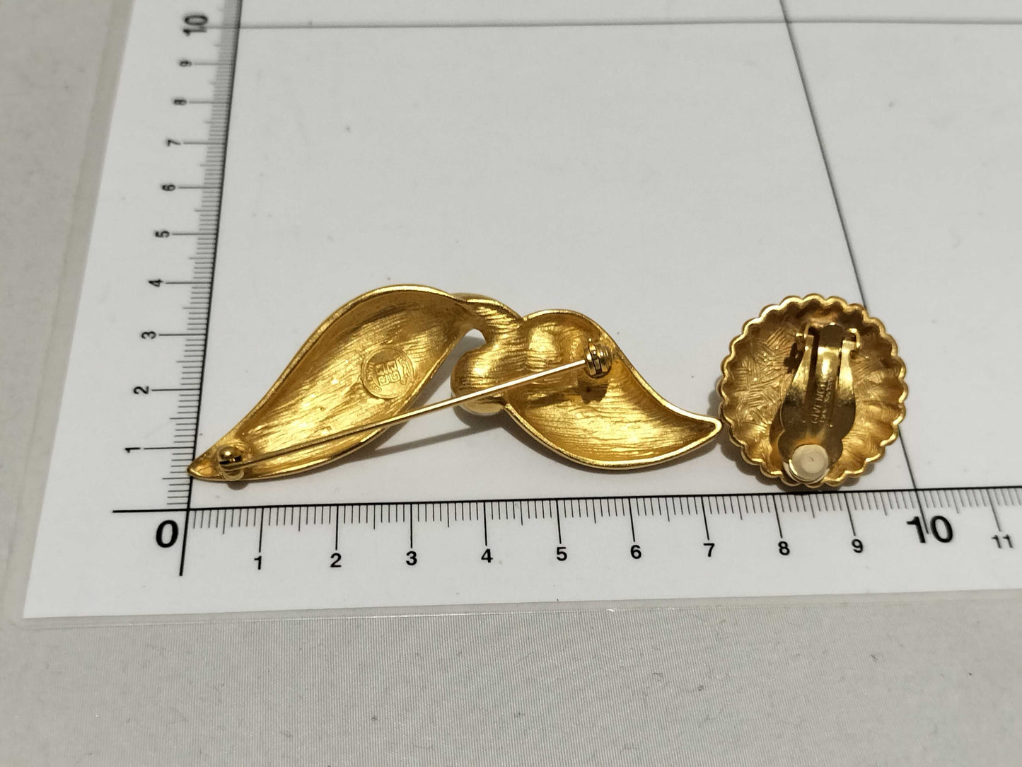 GIVENCHY Pearl Earrings/Brooch Accessories Summary Accessories Summary