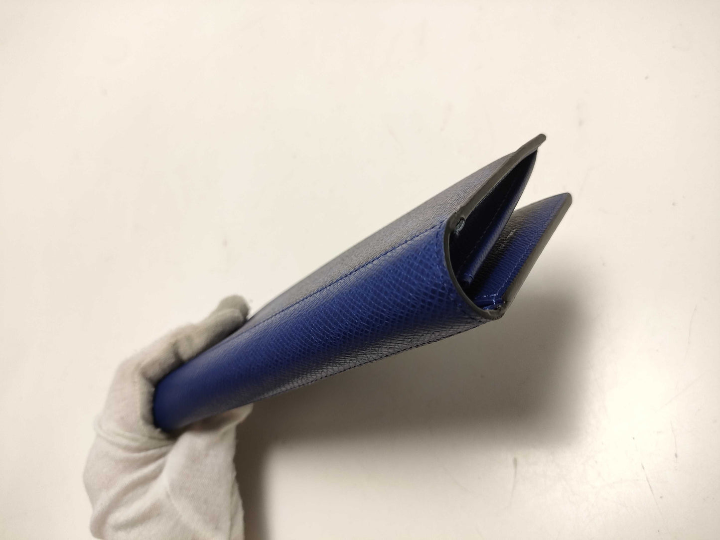 LOUIS VUITTON Taiga Portefeuille Prada Wallet