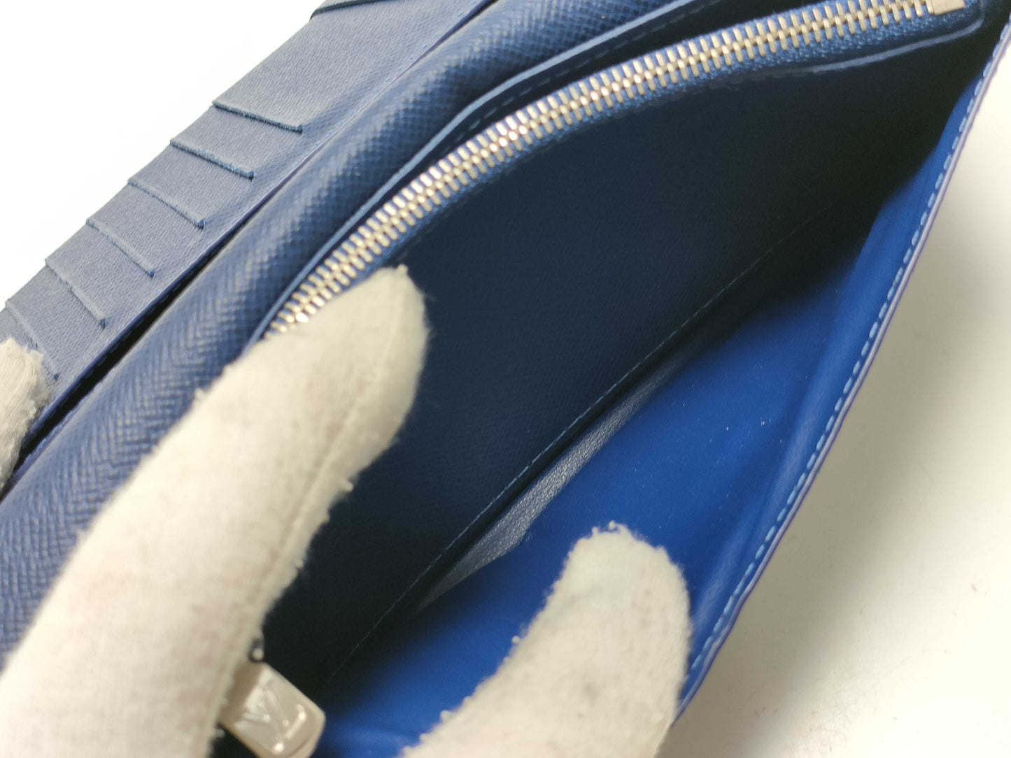 LOUIS VUITTON Taiga Portefeuille Prada Wallet