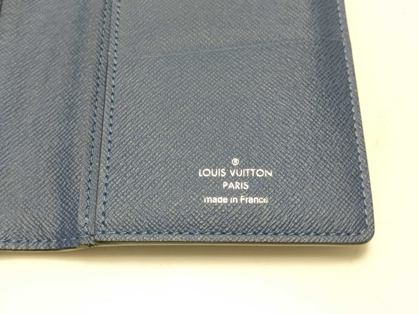 LOUIS VUITTON Taiga Portefeuille Prada Wallet