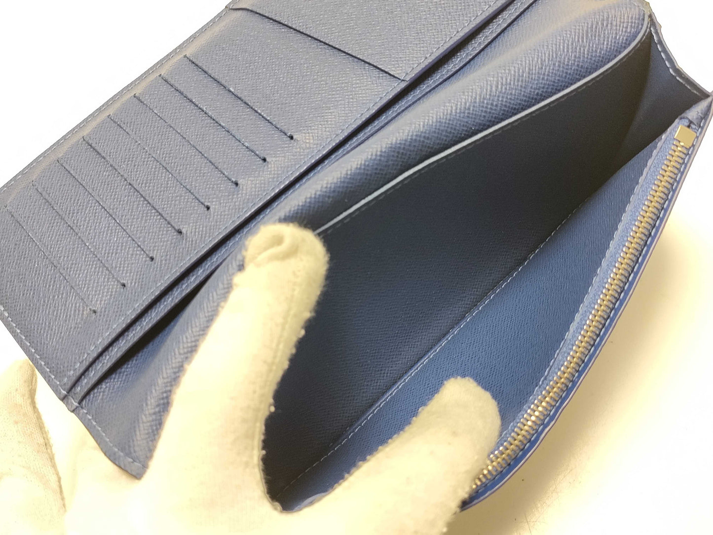 LOUIS VUITTON Taiga Portefeuille Prada Wallet