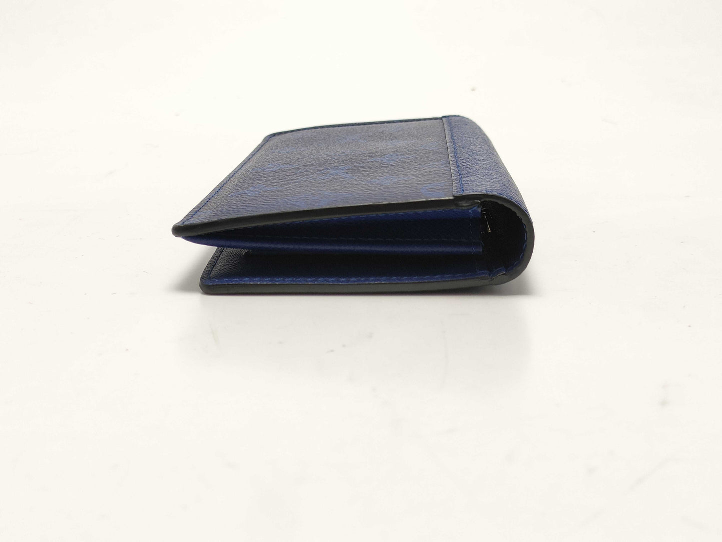 LOUIS VUITTON Taiga Portefeuille Prada Wallet