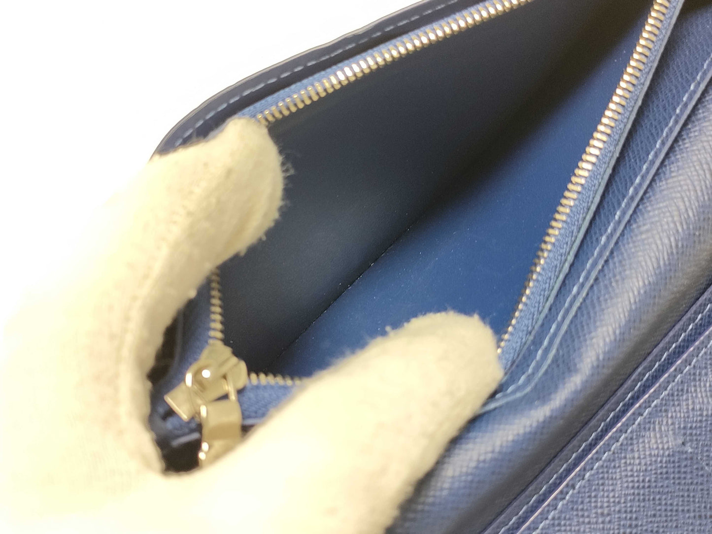 LOUIS VUITTON Taiga Portefeuille Prada Wallet