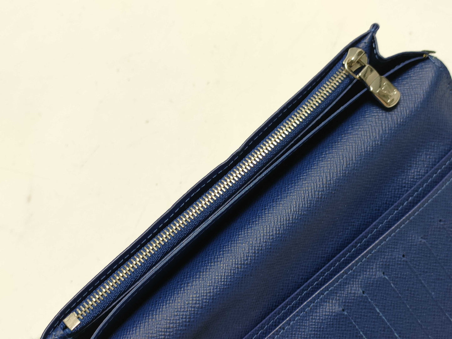 LOUIS VUITTON Taiga Portefeuille Prada Wallet