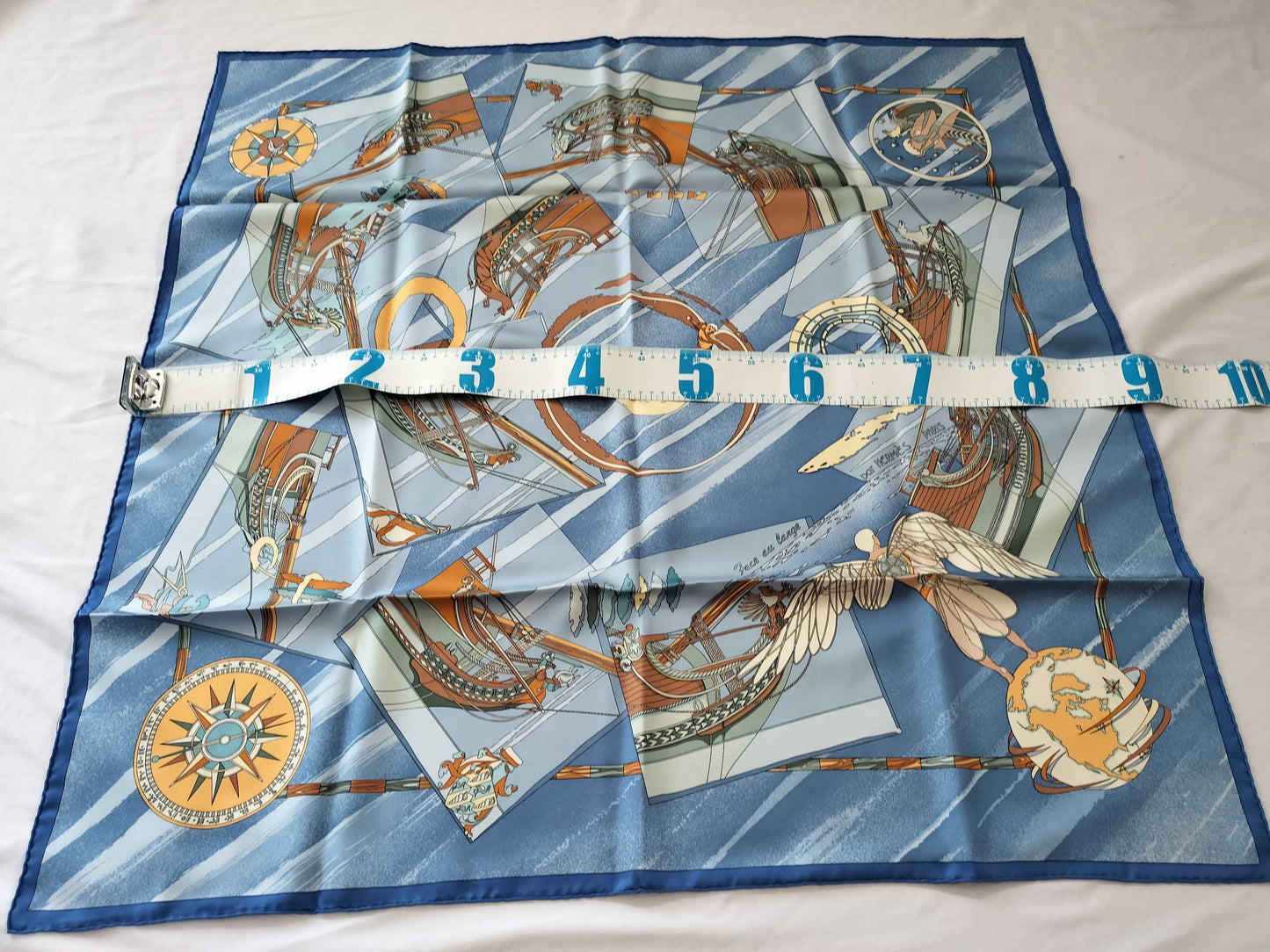 HERMES Carré 90 FACE AU LARGE Scarf