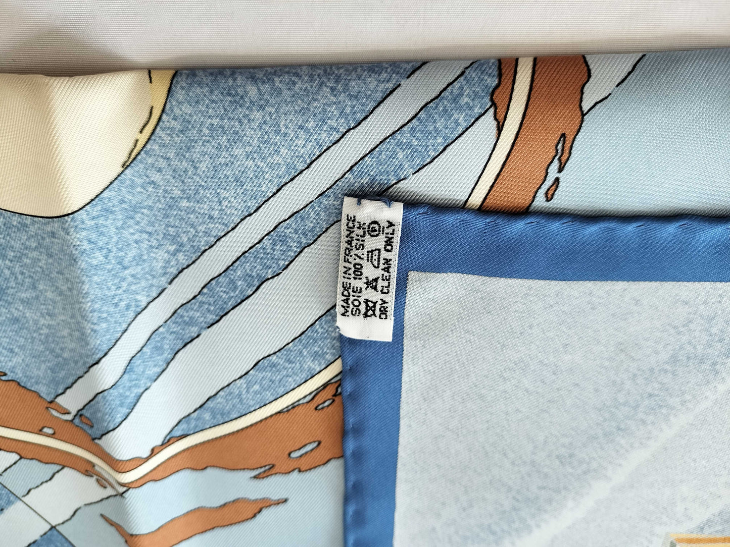 HERMES Carré 90 FACE AU LARGE Scarf