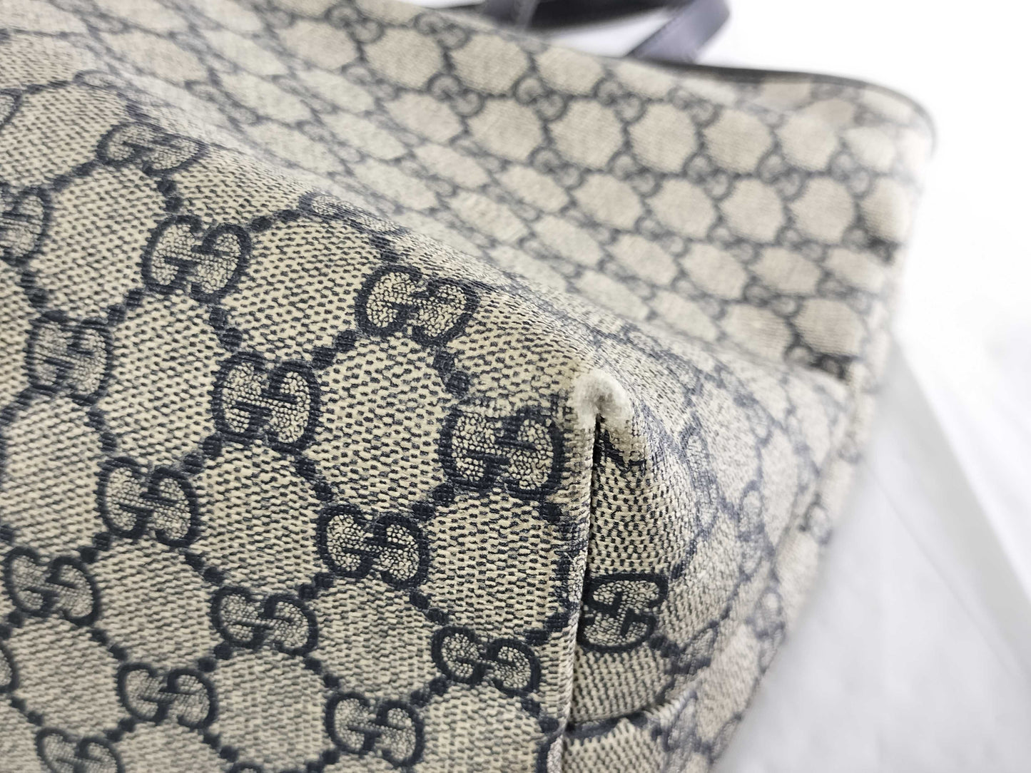 GUCCI GG Supreme 211137 Tote Serial Number 001998 Tote Bag