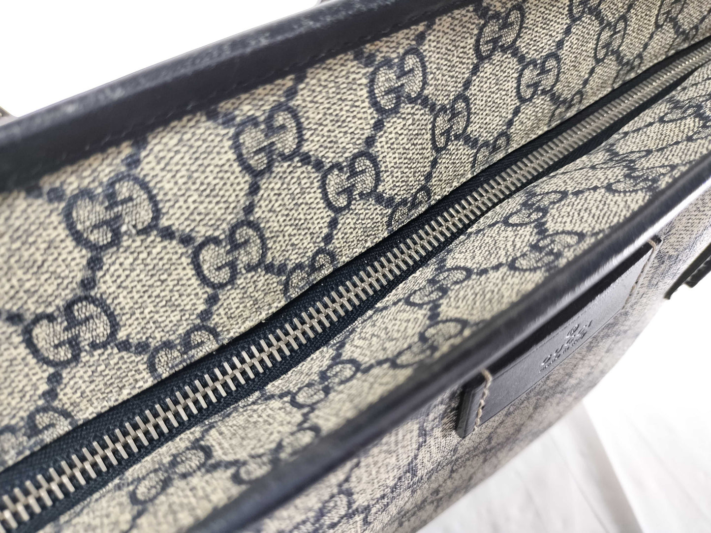 GUCCI GG Supreme 211137 Tote Serial Number 001998 Tote Bag