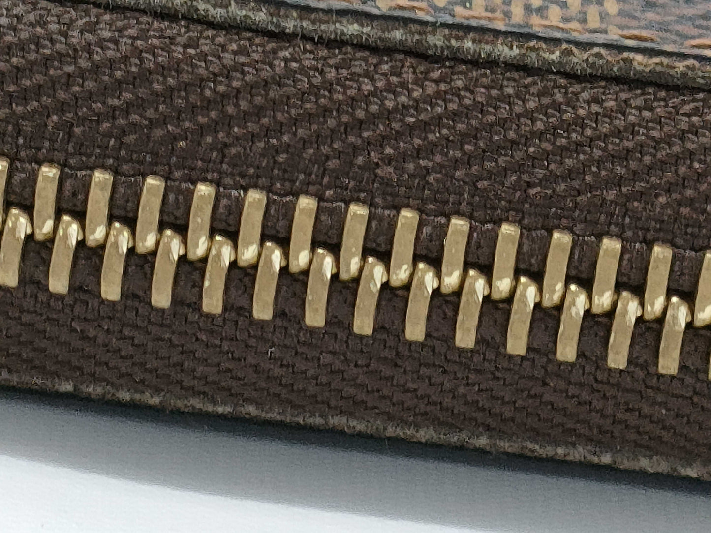 LOUIS VUITTON Damier Zippy Wallet