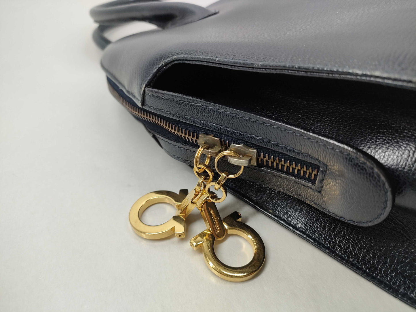 Salvatore Ferragamo Gancini Leather Handbag/Suitable for Scratch Resistance