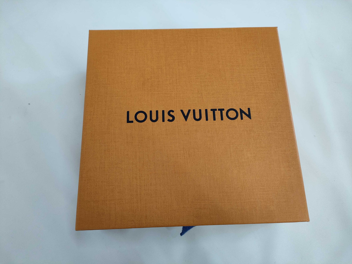 Louis Vuitton, Chanel, Van Cleef & Arpels, and other high-end brand paper storage bags. Empty brand boxes. Empty brand boxes.