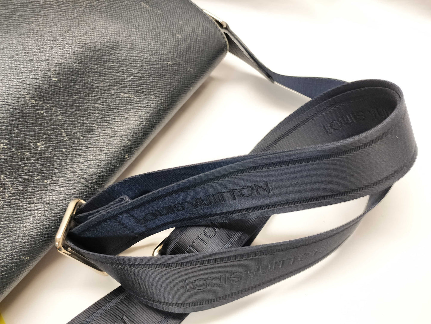 LOUIS VUITTON BA4089 Taiga Roman Shoulder Bag