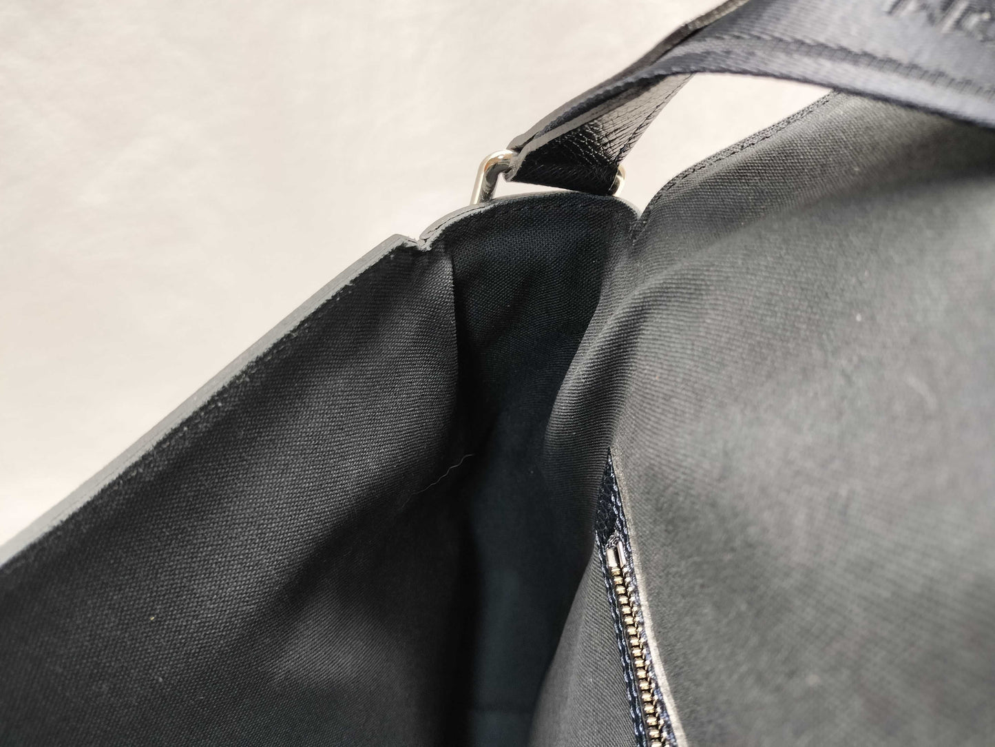 LOUIS VUITTON BA4089 Taiga Roman Shoulder Bag