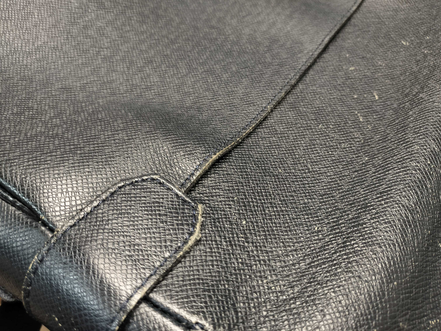 LOUIS VUITTON BA4089 Taiga Roman Shoulder Bag